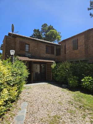 Casa en alquiler en Pinamar. 3 ambientes, 2 baños y capacidad de 1 a 5 personas. 
