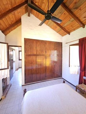 Casa en alquiler en Pinamar. 3 ambientes, 2 baños y capacidad de 1 a 5 personas. 