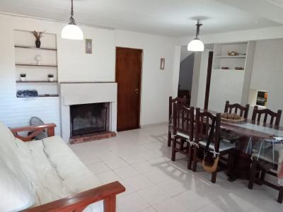 Casa en alquiler en Pinamar. 3 ambientes, 2 baños y capacidad de 1 a 5 personas.