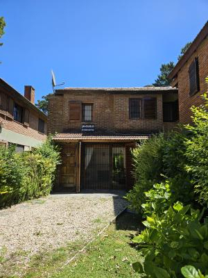 Casa en alquiler en Pinamar. 3 ambientes, 2 baños y capacidad de 1 a 5 personas. 