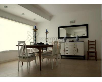 Casa en alquiler en Pinamar. 6 ambientes, 5 baños y capacidad de 9 a 11 personas. A 150 m de la playa