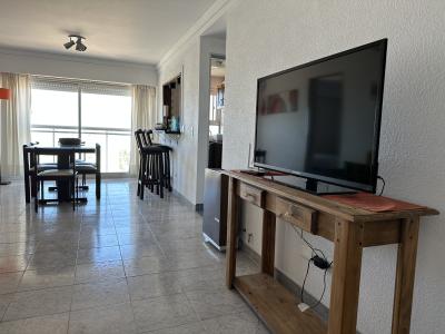 Departamento en alquiler en Pinamar. 2 ambientes, 2 baños y capacidad de 4 a 6 personas. A menos de 50 m del centro