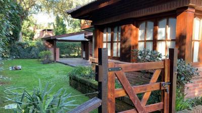 Casa en alquiler en Pinamar. 5 ambientes, 2 baños y capacidad de 2 a 6 personas. A 400 m de la playa