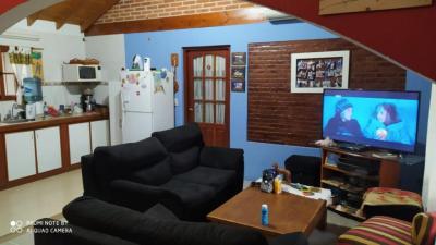 Casa en alquiler en Pinamar. 6 ambientes, 2 baños y capacidad de 6 a 8 personas. A 200 m del Golf
