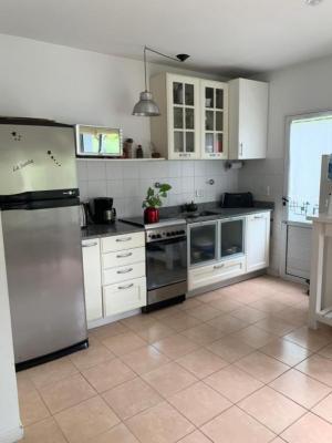 Duplex en alquiler en Pinamar. 4 ambientes, 2 baños y capacidad de 4 a 6 personas. A 500 m del centro