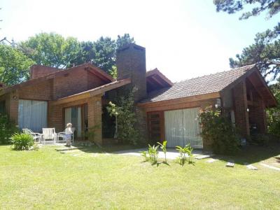 Casa en alquiler en Pinamar. 6 ambientes, 3 baños y capacidad de 8 a 10 personas. A 400 m de la playa