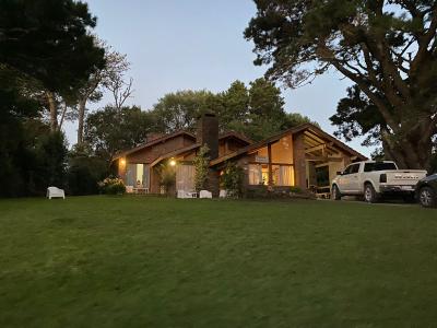 Casa en alquiler en Pinamar. 6 ambientes, 3 baños y capacidad de 8 a 10 personas. A 400 m de la playa