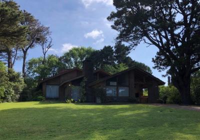 Casa en alquiler en Pinamar. 6 ambientes, 3 baños y capacidad de 8 a 10 personas. A 400 m de la playa