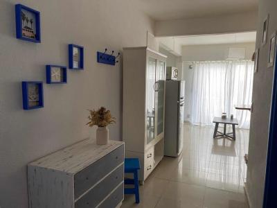 Departamento en alquiler en Pinamar. 2 ambientes, 1 baño y capacidad de 2 a 4 personas. A 50 m de la playa