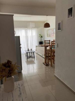 Departamento en alquiler en Pinamar. 2 ambientes, 1 baño y capacidad de 2 a 4 personas. A 50 m de la playa