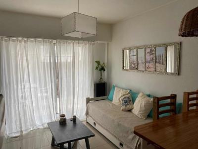 Departamento en alquiler en Pinamar. 2 ambientes, 1 baño y capacidad de 2 a 4 personas. A 50 m de la playa