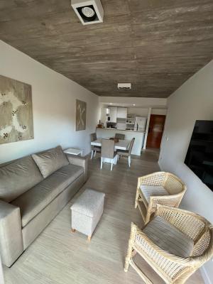 Departamento en alquiler en Pinamar. 2 ambientes, 2 baños y capacidad de 2 a 4 personas. A menos de 50 m del centro