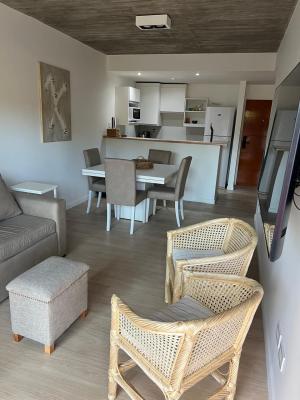 Departamento en alquiler en Pinamar. 2 ambientes, 2 baños y capacidad de 2 a 4 personas. A menos de 50 m del centro