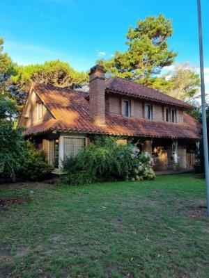 Casa en alquiler en Pinamar. 5 ambientes, 2 baños y capacidad de 4 a 9 personas. 