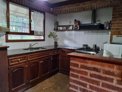 Casa en alquiler en Pinamar. 5 ambientes, 2 baños y capacidad de 4 a 9 personas. 