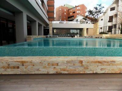 Departamento en alquiler en Pinamar. 3 ambientes, 2 baños y capacidad de 3 a 5 personas. A 150 m de la playa