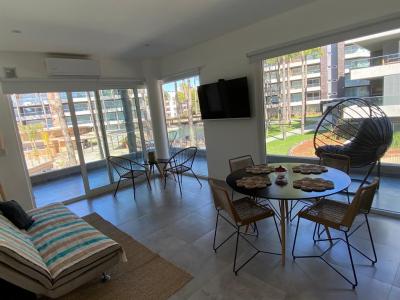 Departamento en alquiler en Pinamar. 2 a 3 ambientes, 1 baño y capacidad de 2 a 4 personas. A 150 m de la playa