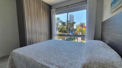 Departamento en alquiler en Pinamar. 2 ambientes, 1 baño y capacidad de 2 a 4 personas. A 100 m del centro