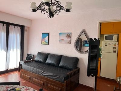 Casa en alquiler en Pinamar. 2 ambientes, 1 baño y capacidad de 2 a 4 personas. A 100 m de la playa