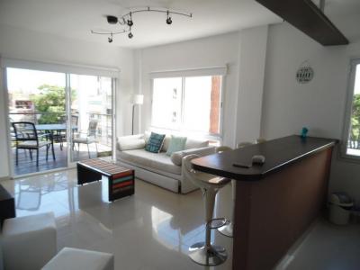 Departamento en alquiler en Pinamar. 2 ambientes, 1 baño y capacidad de 2 a 4 personas. A 100 m del centro