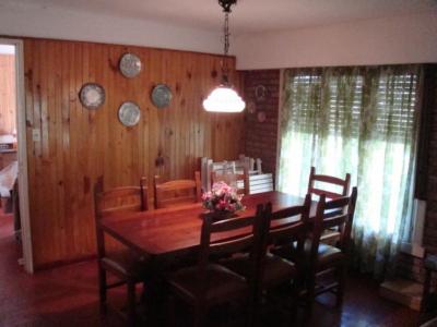 Chalet en alquiler en Pinamar. 4 ambientes, 2 baños y capacidad de 5 a 7 personas. 