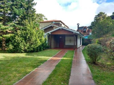 Chalet en alquiler en Pinamar. 4 ambientes, 2 baños y capacidad de 5 a 7 personas. 