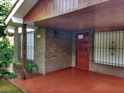 Chalet en alquiler en Pinamar. 4 ambientes, 2 baños y capacidad de 5 a 7 personas. 