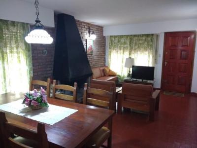 Chalet en alquiler en Pinamar. 4 ambientes, 2 baños y capacidad de 5 a 7 personas. 