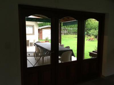 Casa en alquiler en Pinamar. 6 ambientes, 3 baños y capacidad de 6 a 9 personas. A 200 m del centro