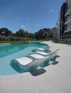 Departamento en alquiler en Pinamar. 3 ambientes, 3 baños y capacidad de 5 a 6 personas. 