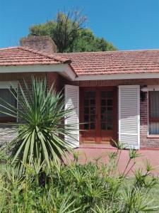 Casa en alquiler en Pinamar. 4 ambientes, 2 baños y capacidad de 1 a 5 personas. A 300 m de la playa