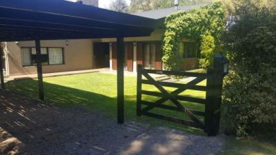 Casa en alquiler en Pinamar. 4 ambientes, 3 baos y capacidad de 4 a 6 personas. A 500 m del centro