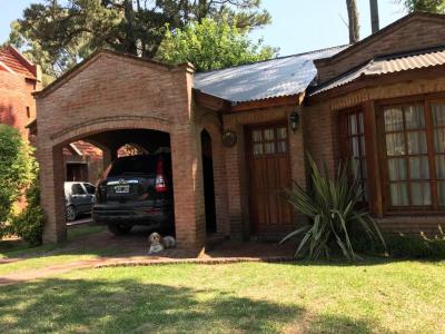 Casa en alquiler en Pinamar. 5 ambientes, 2 baos y capacidad de 4 a 6 personas. A 500 m del centro