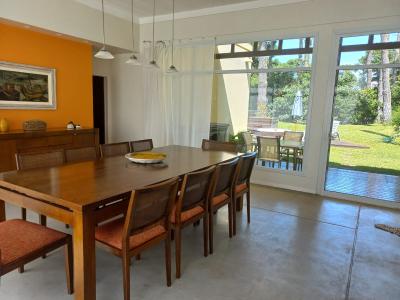 Casa en alquiler en Pinamar. 5 ambientes, 4 baños y capacidad de 6 a 8 personas. 