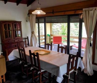 Casa en alquiler en Pinamar. 7 ambientes, 3 baños y capacidad de 6 a 10 personas. A 400 m de la playa