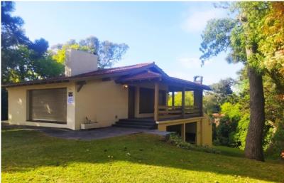 Casa en alquiler en Pinamar. 7 ambientes, 3 baños y capacidad de 6 a 10 personas. A 400 m de la playa