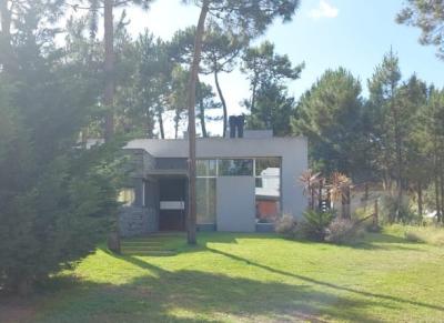 Casa en alquiler en Pinamar. 4 ambientes, 3 baños y capacidad de 4 a 6 personas. 