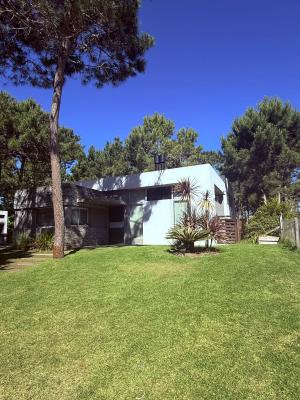 Casa en alquiler en Pinamar. 4 ambientes, 3 baños y capacidad de 4 a 6 personas. 