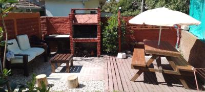 Casa en alquiler en Pinamar. 4 ambientes, 2 baños y capacidad de 4 a 6 personas. A 300 m de la playa