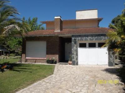 Casa en alquiler en Pinamar. 4 ambientes, 2 baños y capacidad de 4 a 6 personas. A 300 m de la playa