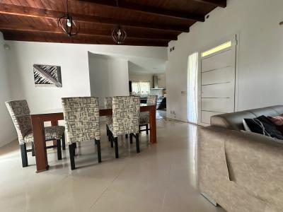 Casa en alquiler en Pinamar. 5 ambientes, 2 baños y capacidad de 4 a 6 personas. 