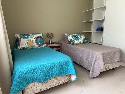 Casa en alquiler en Pinamar. 5 ambientes, 3 baños y capacidad de 4 a 6 personas. 