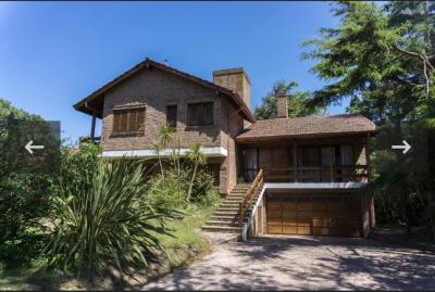 Casa en alquiler en Pinamar. 5 ambientes, 3 baños y capacidad de 8 a 10 personas. A 500 m del centro