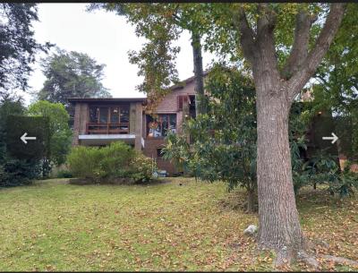 Casa en alquiler en Pinamar. 5 ambientes, 3 baños y capacidad de 8 a 10 personas. A 500 m del centro