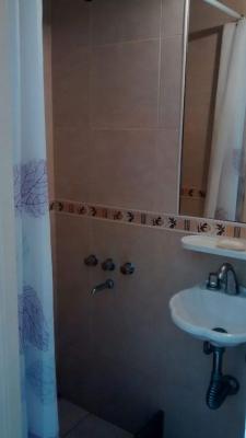 Duplex en alquiler en Pinamar. 2 ambientes, 2 baños y capacidad de 3 a 5 personas. A 100 m de la playa