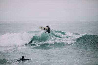 Surf y kitesurf en Pinamar para todos los niveles