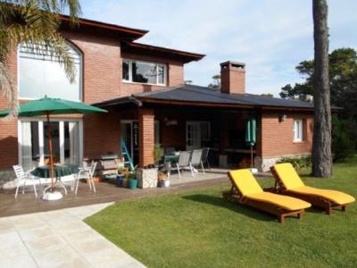 Casa en alquiler en Pinamar. 6 ambientes, 4 baños y capacidad de 1 a 8 personas. 