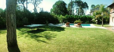 Casa en alquiler en Pinamar. 6 ambientes, 4 baños y capacidad de 1 a 8 personas. 