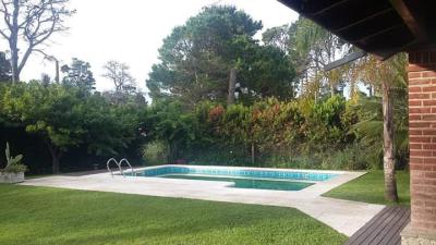 Casa en alquiler en Pinamar. 6 ambientes, 4 baños y capacidad de 1 a 8 personas. 