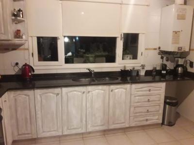 Casa en alquiler en Pinamar. 6 ambientes, 4 baños y capacidad de 1 a 8 personas. 